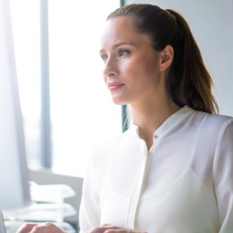 Öffnen Sonnenschutz im Büro

